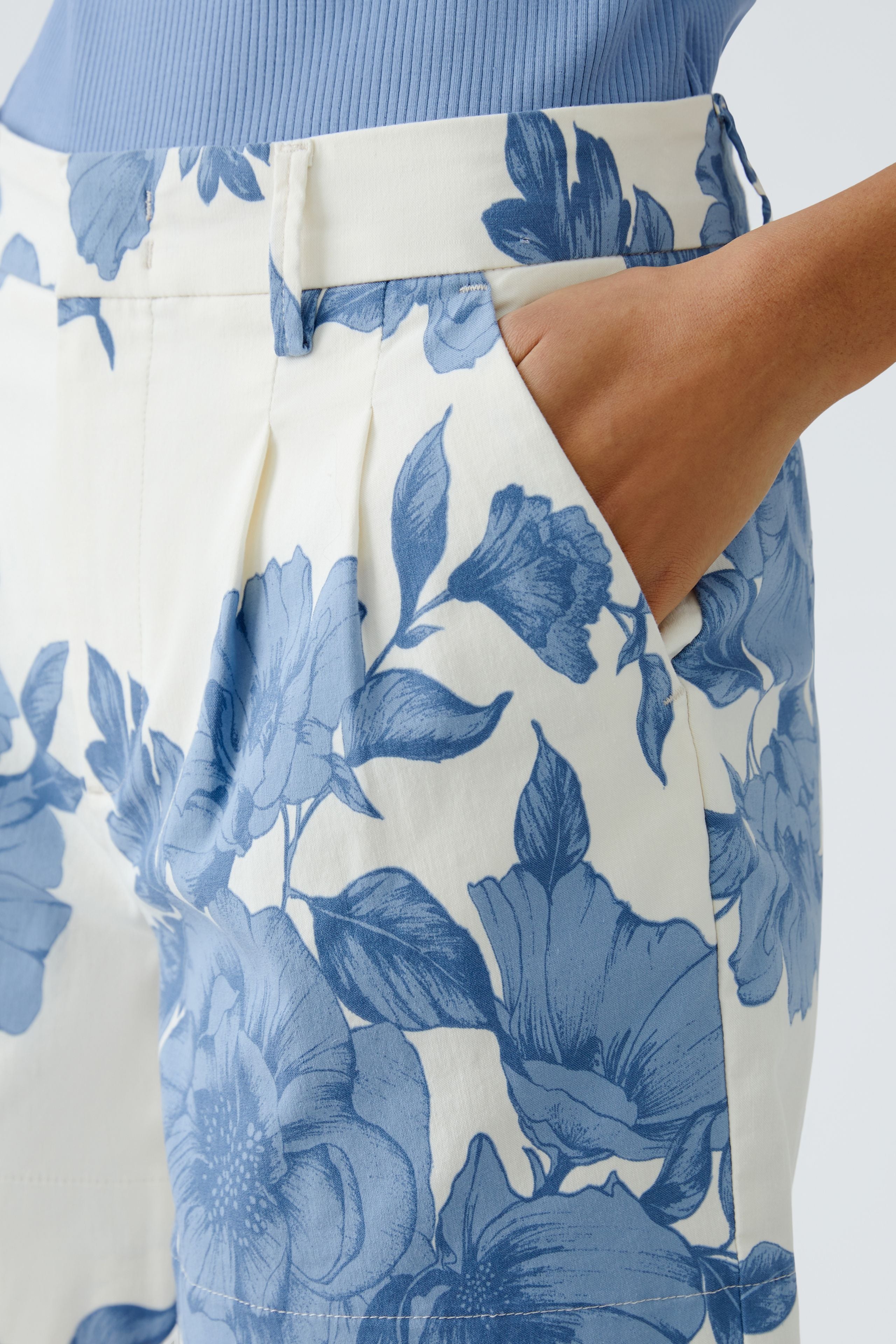 Floral Shorts - White/Blue